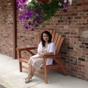 Meet your Posher, Evelyn apolonio